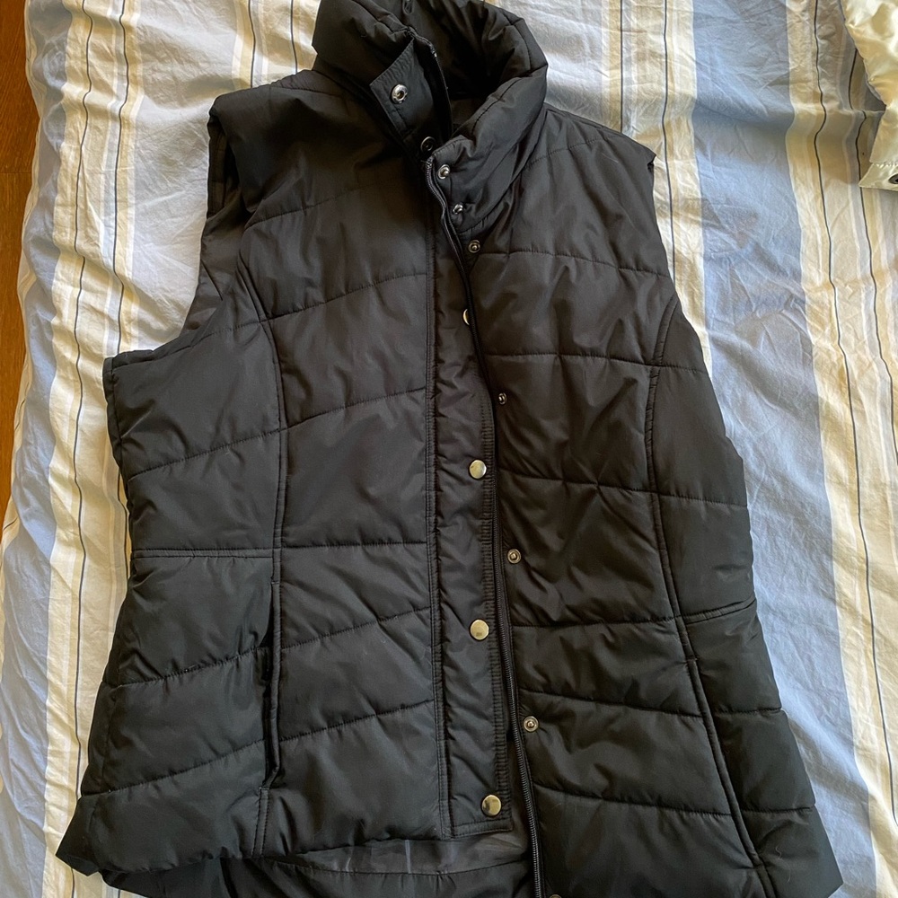 Black puffer vest (large)